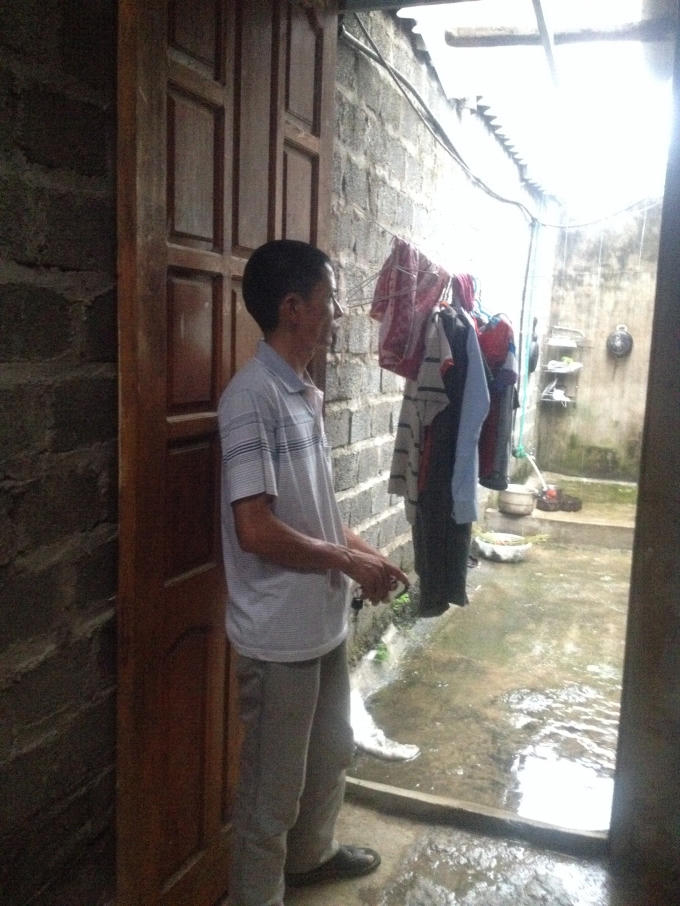 Ông Nghĩa chỉ hiện trường nơi xảy ra sự việc.