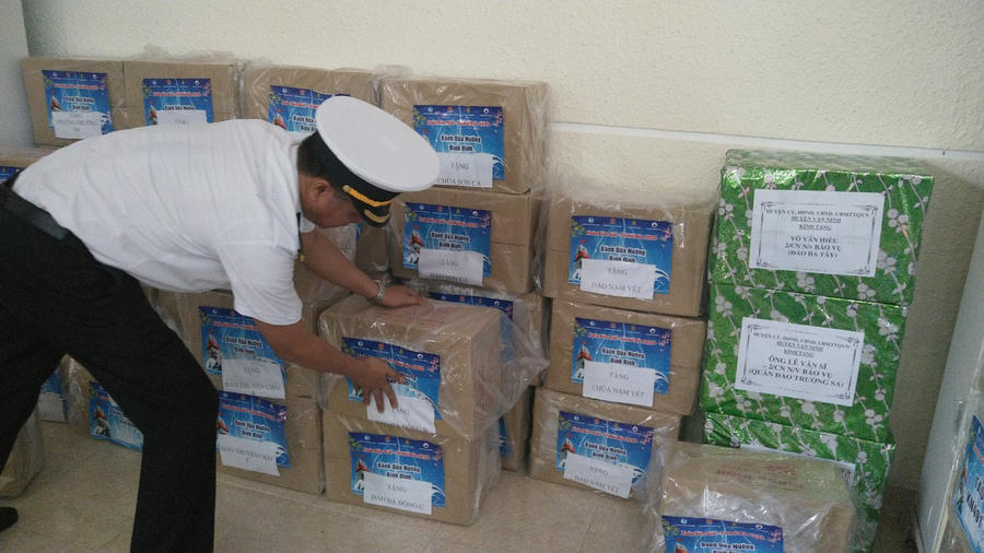 Trao 10.000 lá cờ Tổ quốc cho quân dân Trường Sa đón Tết - Ảnh 9.