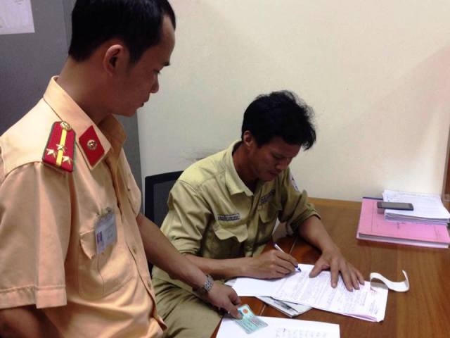 Tài xế Nguyễn Văn Bính điều khiển chiếc xe "điên" không xuất trình được giấy tờ liên quan.