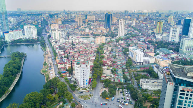 Tổng mức đầu tư theo chỉ giới đường đỏ đ&atilde; được ph&ecirc; duyệt v&agrave; phần mở rộng ph&iacute;a Bắc dự &aacute;n (đoạn Ho&agrave;ng Cầu - L&aacute;ng Hạ) khoảng 7.779 tỉ đồng. Trong đ&oacute;, chi ph&iacute; bồi thường giải ph&oacute;ng mặt bằng, t&aacute;i định cư l&agrave; hơn 6.400 tỉ đồng, chi ph&iacute; x&acirc;y lắp hơn 1.800 tỉ đồng.              Năm 2013, tuyến đường &Ocirc; Chợ Dừa - Ho&agrave;ng Cầu (Đống Đa, H&agrave; Nội) kh&aacute;nh th&agrave;nh. Tổng mức đầu tư cho đoạn đường d&agrave;i 547 m l&agrave; 810 tỷ đồng, tương đương 1,4 tỷ đồng mỗi m&eacute;t.