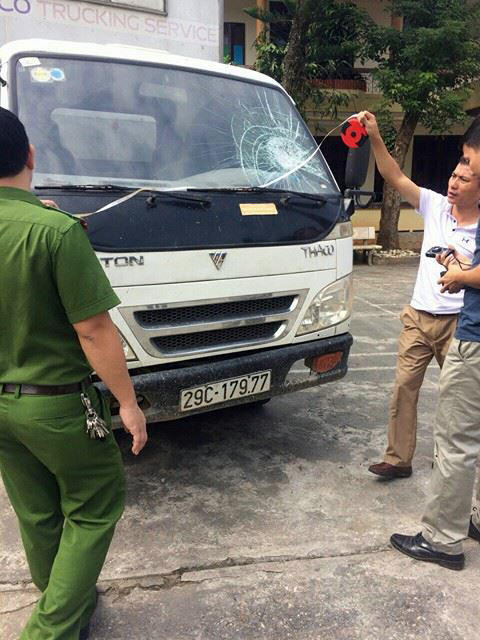 Ông Trà cho biết, vừa qua lại xuất hiện thêm nhiều đối tượng lạ ném đá vỡ kính ô tô của ông.