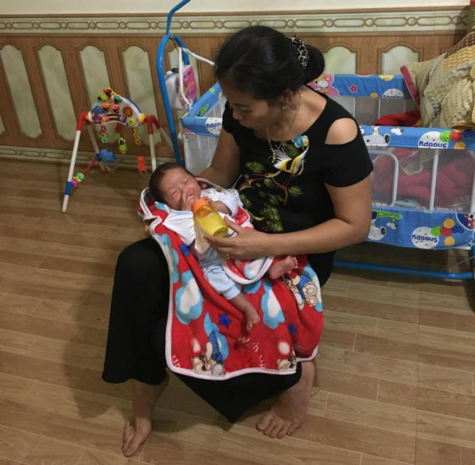 Bà Minh chăm sóc cho cháu bé rất chu đáo.