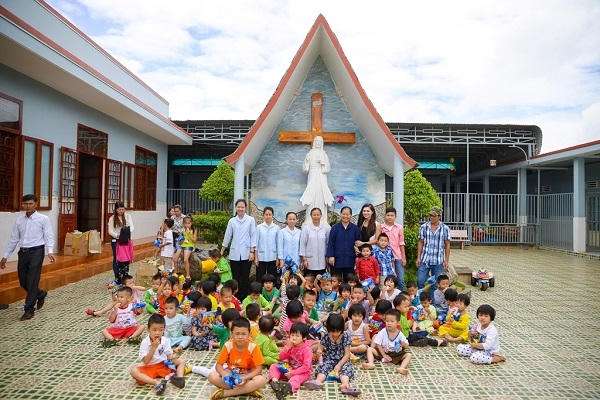 Thiên Trang chụp hình kỉ niệm cùng các Sơ tại Mái ấm Tín Thác.
