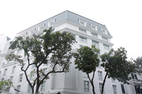 Theo số liệu của CafeF, khách sạn này có doanh thu hàng năm khoảng 800 tỷ đồng và lãi sau thuế 200 tỷ đồng.