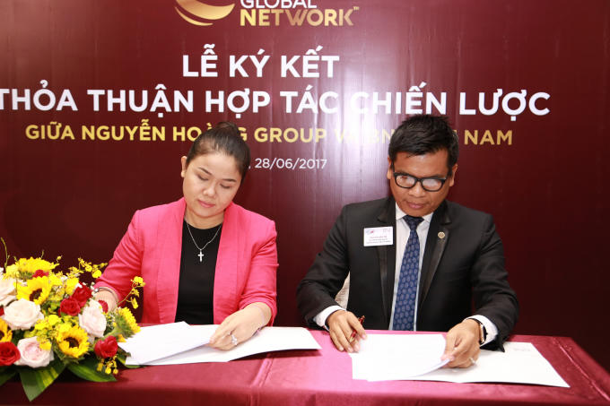 Ông Nguyễn Kiên Trì, Phó chủ tịch BNI Việt Nam cùng bà Nguyễn Hoàng Thu Thảo, Tổng giám đốc Tập đoàn Nguyễn Hoàng ký kết Thỏa thuận Hợp tác chiến lược tại sự kiện.