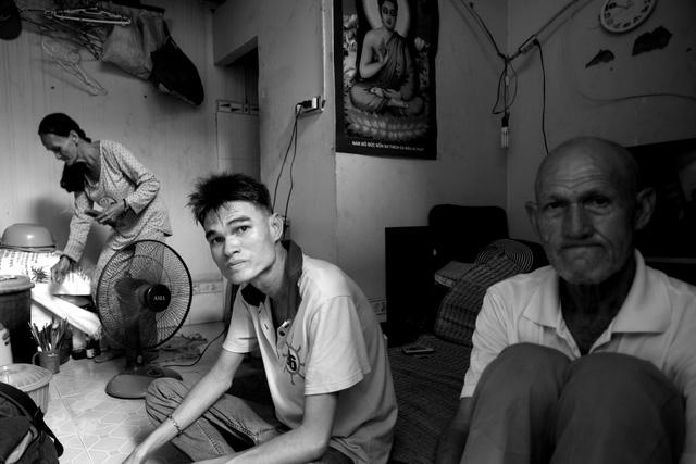 Bà Bé thuê một căn nhà trọ ở quận 6 để có nơi cho chồng con tá túc. Căn nhà trọ tuềnh toàng, đồ vật giá trị nhất là chiếc ti vi được người ta cho đặt ở góc nhà.