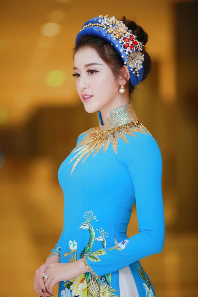 Á hậu Huyền My hạnh phúc đón tuổi mới bên bố mẹ