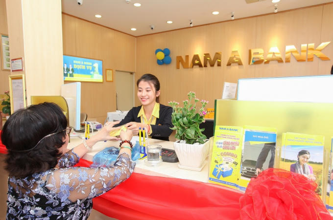 Khách hàng giao dịch tại Nam A Bank Phan Rang.