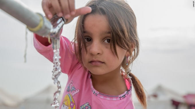 IS dùng nước sạch để kiểm soát người dân Mosul. (Ảnh: CNN)