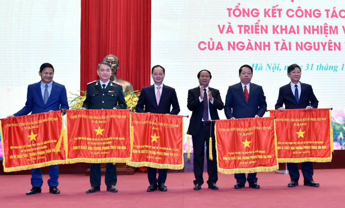 Phó Thủ tướng Lê Văn Thành trao Cờ thi đua của Chính phủ tặng các tập thể có thành tích xuất sắc - Ảnh VGP/Đức Tuân