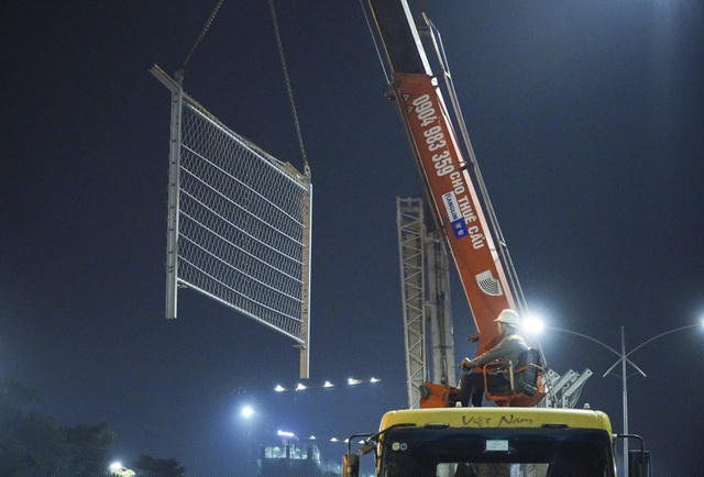 Sau khi tháo dỡ, các trụ bê-tông được xe đưa đi trong đêm. Công việc diễn ra từ 10h tối hôm trước đến 5h sáng hôm sau.