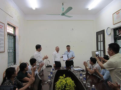 Tiến sĩ Nguyễn Bá Cẩn, Phó giám đốc Sở Y tế trao quyết định bổ nhiệm Bác sĩ Lê Hồng Sơn.