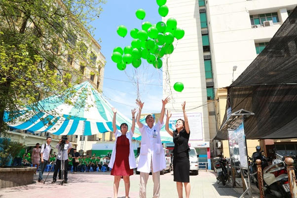 PGS.TS Lưu Thị Hồng - Nguyên Vụ trưởng Vụ sức khỏe bà mẹ và trẻ em, Bộ Y tế, Tổng Thư ký Hội Sản Phụ Khoa Việt Nam; PGS.TS Vũ Bá Quyết - Giám đốc Bệnh Viện Phụ Sản TW - Phó chủ tịch thường trực Hội Phụ sản Việt Nam và Bà Dương Thị Sáu - TGĐ Công ty TNHH Ích Nhân thực hiện nghi thức thả bỏng bay, qua đó thể hiện quyết tâm truyền thông, vận động chị em phụ nữ quan tâm đúng mức đến nội tiết tố nữ, từ đó nâng cao chất lượng cuộc sống.