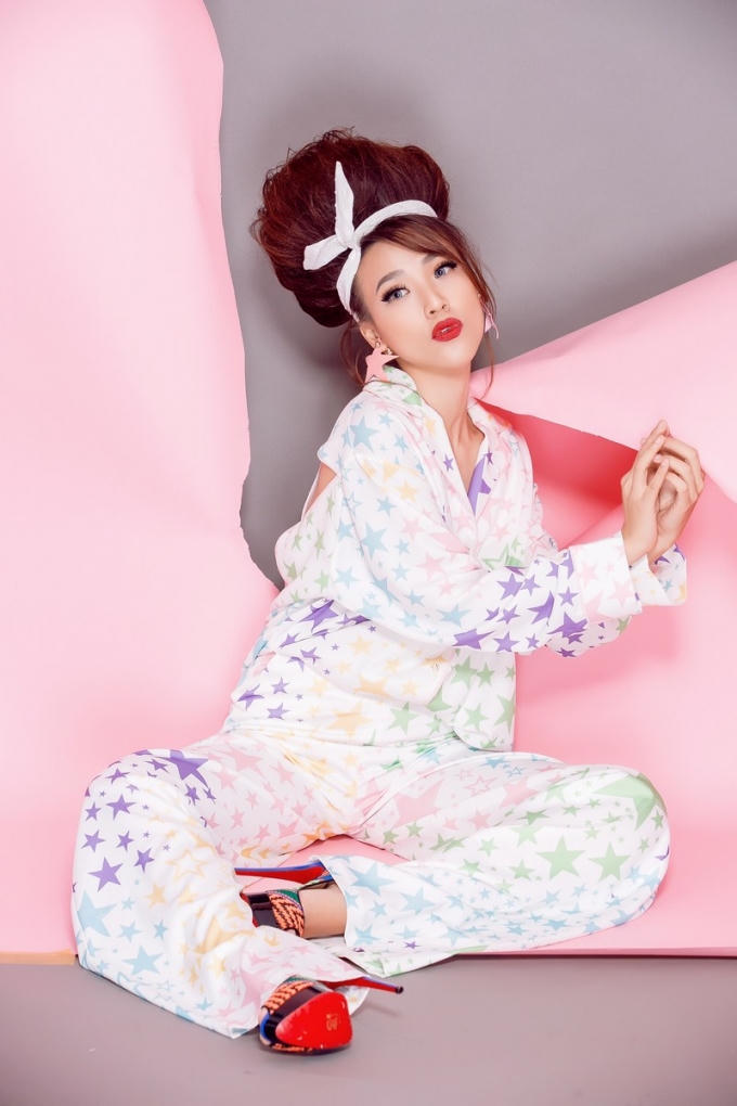 Muốn 'biến hình' thành cô nàng cá tính, học Á Hậu Hoàng Oanh diện khăn turban