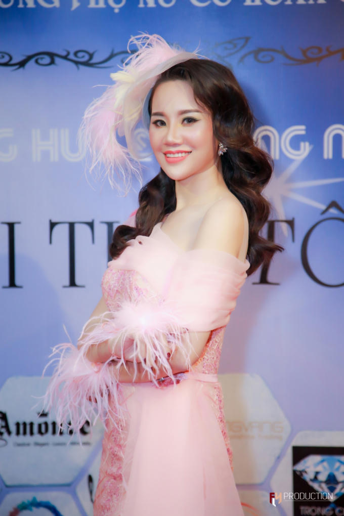 &Aacute; hậu Dương Yến Phi tỏa s&aacute;ng trong vị tr&iacute; vedette, đấu gi&aacute; g&acirc;y quỹ th&agrave;nh c&ocirc;ng cho đ&ecirc;m nhạc thiện nguyện