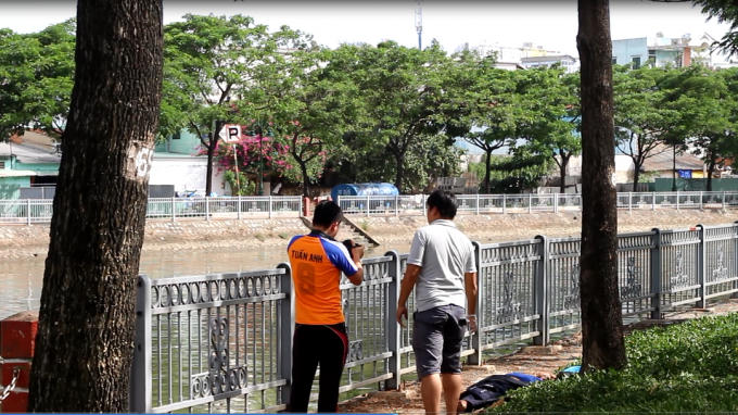 Công an quận 5 khám nghiệm hiện trường.