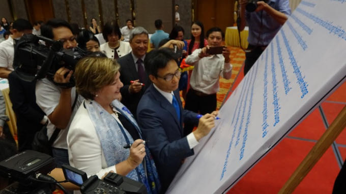 Phó  Thủ tướng, bà Rana Flowers cùng nhiều đại biểu ký Tuyên bố chung