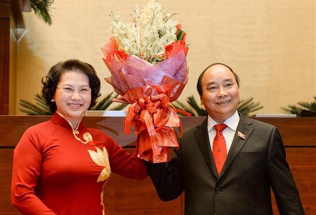 Chủ tịch Quốc hội Nguyễn Thị Kim Ngân tặng hoa tân Thủ tướng Chính phủ Nguyên Xuân Phúc (Ảnh: Q.H)