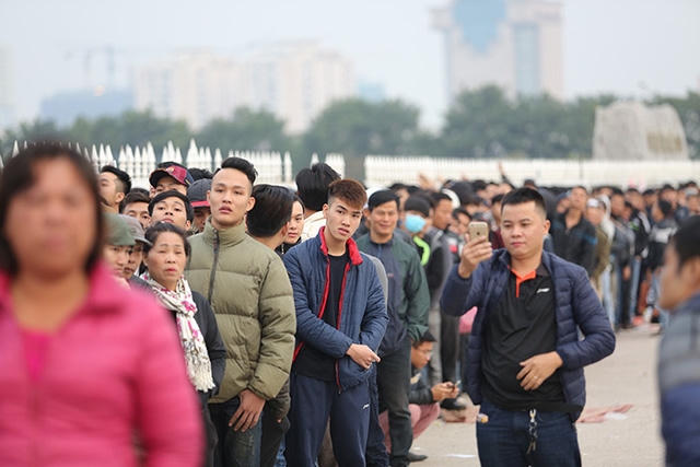 Nhiều người hâm mộ chia sẻ, họ lo lắng có thể không mua được vé dù xếp hàng cả buổi sáng