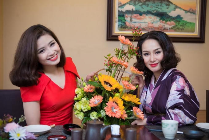 Ca sĩ Dương Hoàng Yến tươi thắm, rực rỡ đến chúc mừng Thu Phượng.