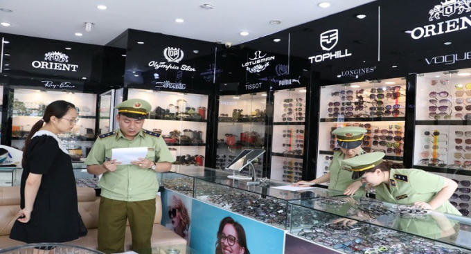 Thực hiện kiểm tra tại cửa hàng kính mắt.