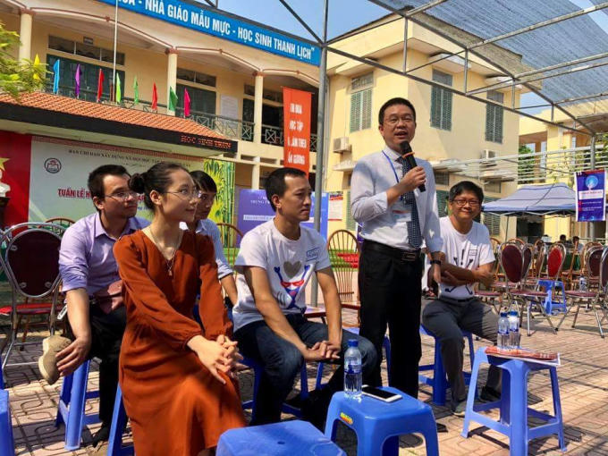 &Ocirc;ng Nguyễn Văn To&agrave;n, Gi&aacute;m đốc TT GDNN-GDTX Sơn T&acirc;y&nbsp;chia sẻ tại buổi tọa đ&agrave;m.