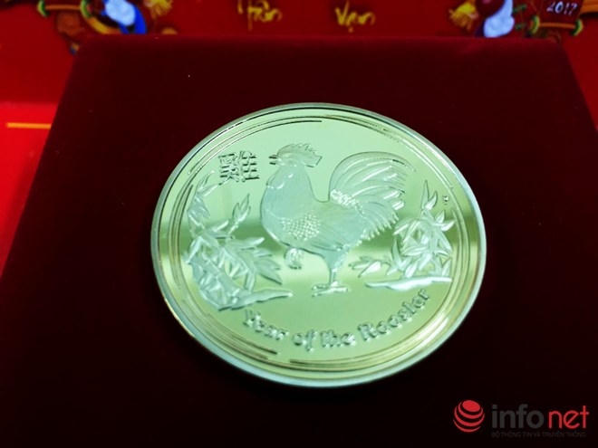 Nếu khách mua lẻ, giá bán 1 đồng xu chạm nổi hình con gà phủ màu vàng này là 200 ngàn đồng.