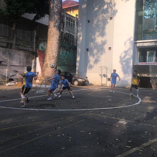Thủ môn Vũ Lê Quân(khụy gối) và đồng đội luôn áp sát không để bóng lọt vào lưới của đội mình.