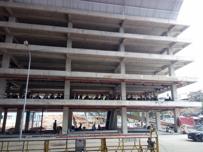 Các tầng 2, 3 của tòa nhà 5 tầng đã được khai thác làm bãi để xe cho người vào mua bán hàng.