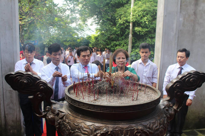 Ông Nguyễn Minh Tường - Giảm đốc Sở GD&amp;ĐT Phú Thọ cùng bà Nguyễn Thị Kim Hải - Chủ tịch Hội khuyến học tỉnh dâng hương tại Điện Kính Thiên.