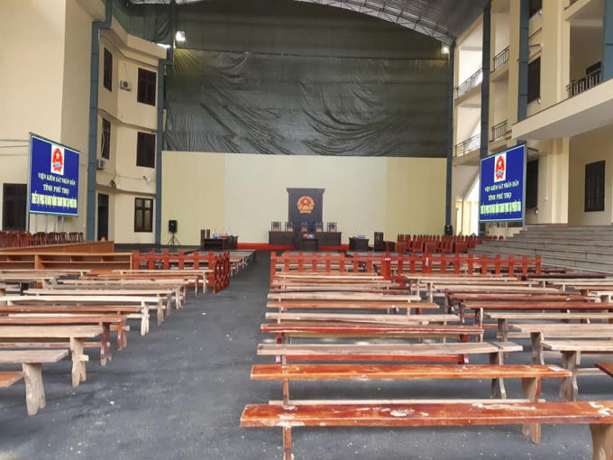 Không gian phiên tòa rộng hơn 1.000 m2, thiết kế có khung sắt, mái che kiên cố với sự có mặt của gần 100 bị cáo.