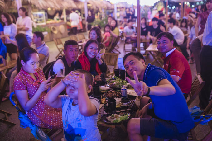 “Tôi thực sự rất xúc động khi nghe lại các tình khúc Nga du dương. Với không gian văn hóa đặc sắc tại lễ hội, tôi như được sống lại những ngày tháng trai trẻ còn làm việc bên đất nước này,” anh Minh đến từ Hà Nội chia sẻ.