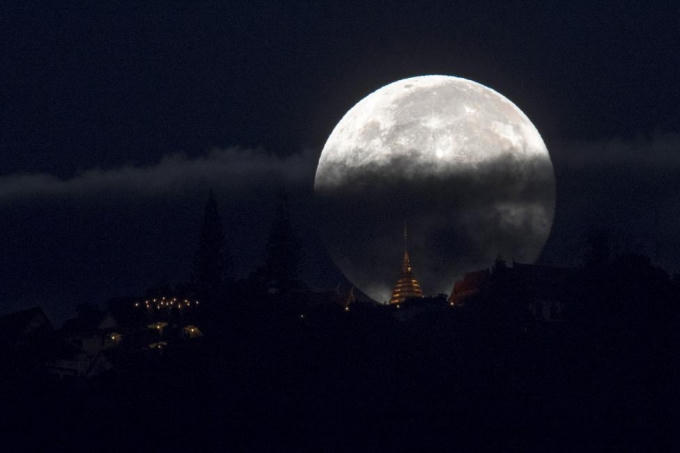 Siêu trăng bị mây che phủ ở Chiang Mai, Thái Lan. (Ảnh: Reuters)