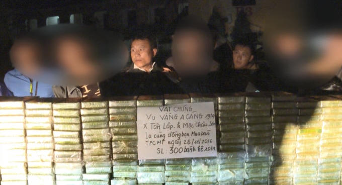300 bánh heroin bị thu giữ.