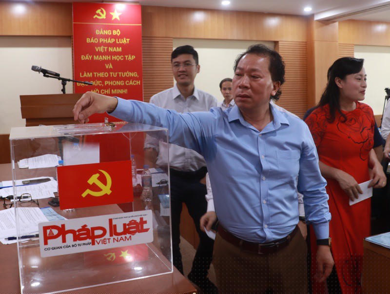 Đại hội Đảng bộ Báo Pháp luật Việt Nam bỏ phiếu bầu Ban Chấp hành Đảng bộ nhiệm kỳ 2020-2025.