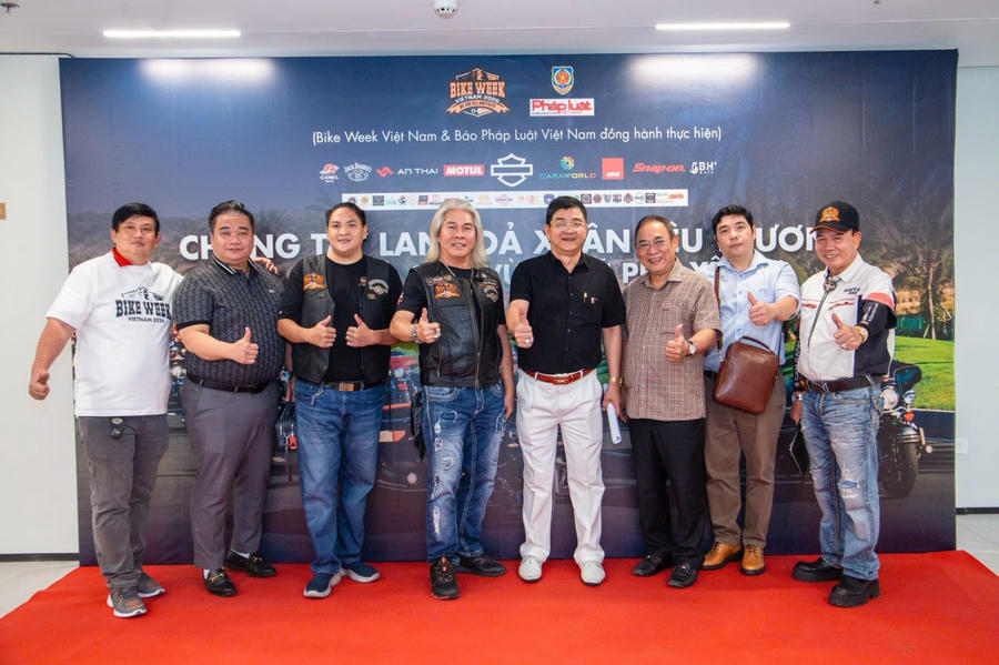 Các đại biểu chụp ảnh lưu niệm.