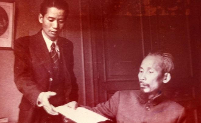 Chủ tịch Hồ Chí Minh với Luật sư Vũ Trọng Khánh. Ảnh Tư liệu