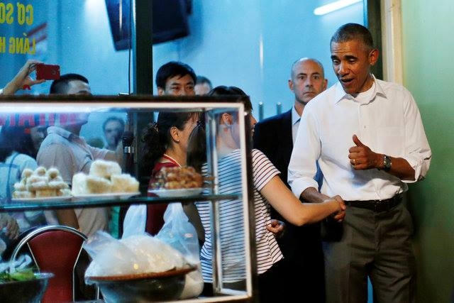 Tổng thống Obama bắt tay người dân trước khi rời đi. (Ảnh: Reuters)