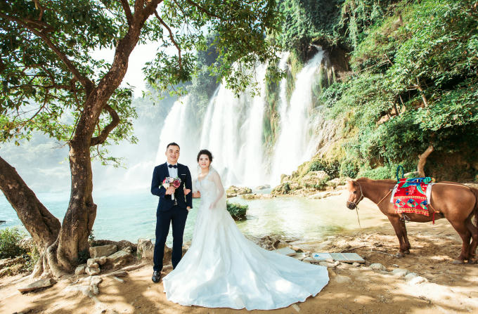 Thực hiện bộ ảnh ở giữa dòng thác hùng vĩ nhất Việt Nam - cặp đôi này chia sẻ cảm xúc: "Nơi đây có thể làm say lòng bất cứ ai kể cả những vị khách khó tính".