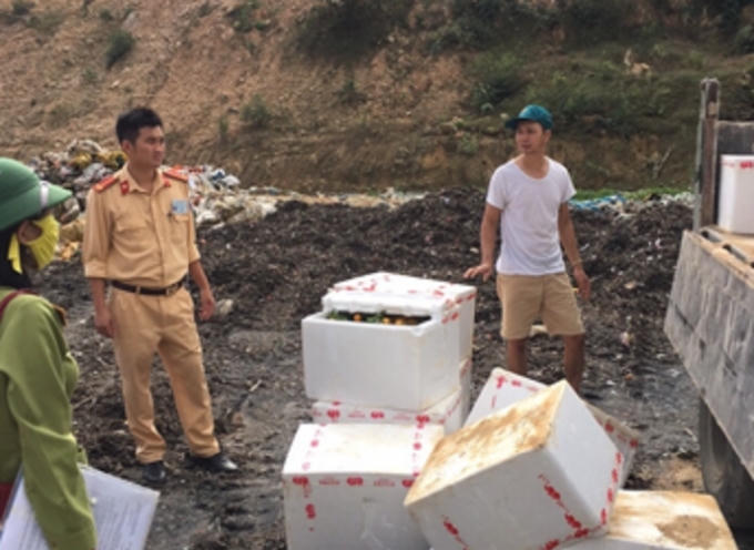 Lực lượng CSGT thu giữ hơn 1 tấn hoa quả không rõ nguồn gốc.