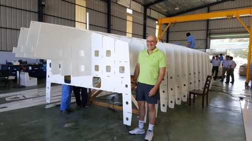 Chuyên gia đóng tàu người Séc Jindrich Metal bên một con tàu đang đóng bằng vật liệu PPC.