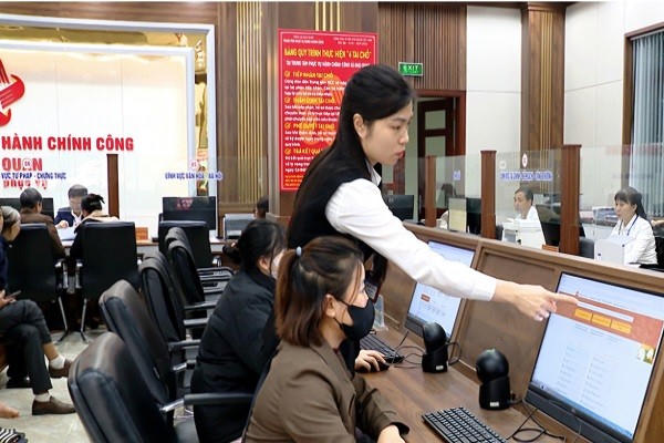 Cán bộ Trung tâm Phục vụ hành chính công xã Nho Quan hướng dẫn người dân thực hiện quy trình giải quyết các thủ tục hành chính.