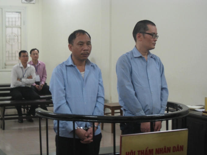 Hai đối tượng người Trung Quốc trước vành móng ngựa.