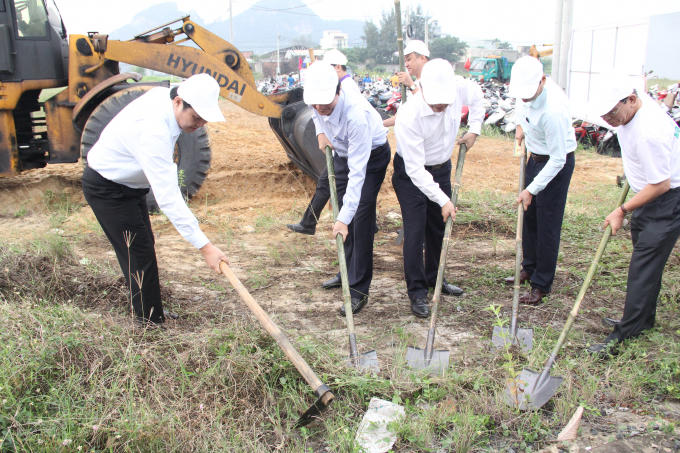 Chủ tịch UBND TP Đà Nẵng Huỳnh Đức Thơ (trái) cùng lãnh đạo Sở ban ngàn cùng dọn dẹp vệ sinh sáng 28/10.