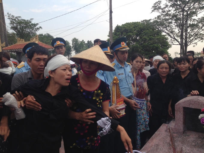 Chị gái ruột của Liệt sỹ Thượng uý Đặng Đình Duy khóc ngất trước sự ra đi của em trai mình.