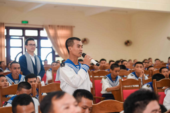 Kết thúc chương trình, chiến sĩ Mai Nguyễn Đăng Tuấn đặt câu hỏi, tại sao Trung Nguyên chọn biển đảo là điểm đến để trao tặng sách. Tiến sĩ Hữu Đức, người dẫn dắt buổi giao lưu trả lời, Chủ tịch Tập đoàn Trung Nguyên Legend Đặng Lê Nguyên Vũ mong muốn cả quốc gia khởi nghiệp, trong đó có vùng biển đảo, nơi xa xôi nhưng rất quan trọng vì khi nơi này có kinh tế, tinh thần tốt thì an ninh biển đảo càng bền vững. “Chủ tịch Đặng Lê Nguyên Vũ cũng cho rằng, những người được sinh ra ở vùng xa xôi, khó khăn như miền núi hay biển đảo thì khát vọng đổi đời, ý chí càng lớn và có tiềm năng để kiến quốc, bảo vệ và xây dựng đất nước trong thời đại mới. Đây chính là nguồn cảm hứng để tiếp sức cho hành trình đi xa hơn nữa”, Tiến sĩ Hữu Đức nói.