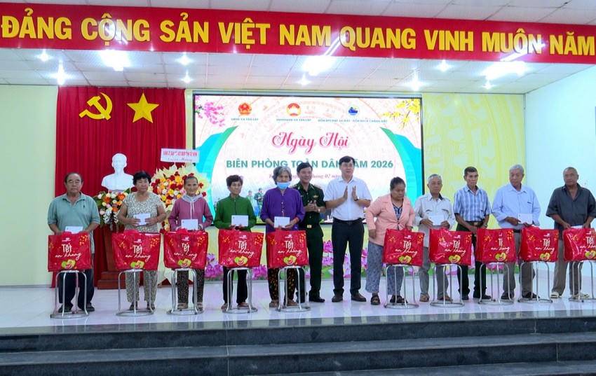 Đại tá Dương Văn Dược và lãnh đạo xã Tân Lập trao quà cho các hộ dân