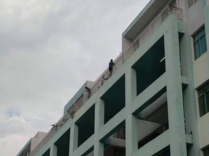 Thanh niên này đang trèo ra lan can bệnh viện đòi nhảy lầu nếu bạn gái không đến.