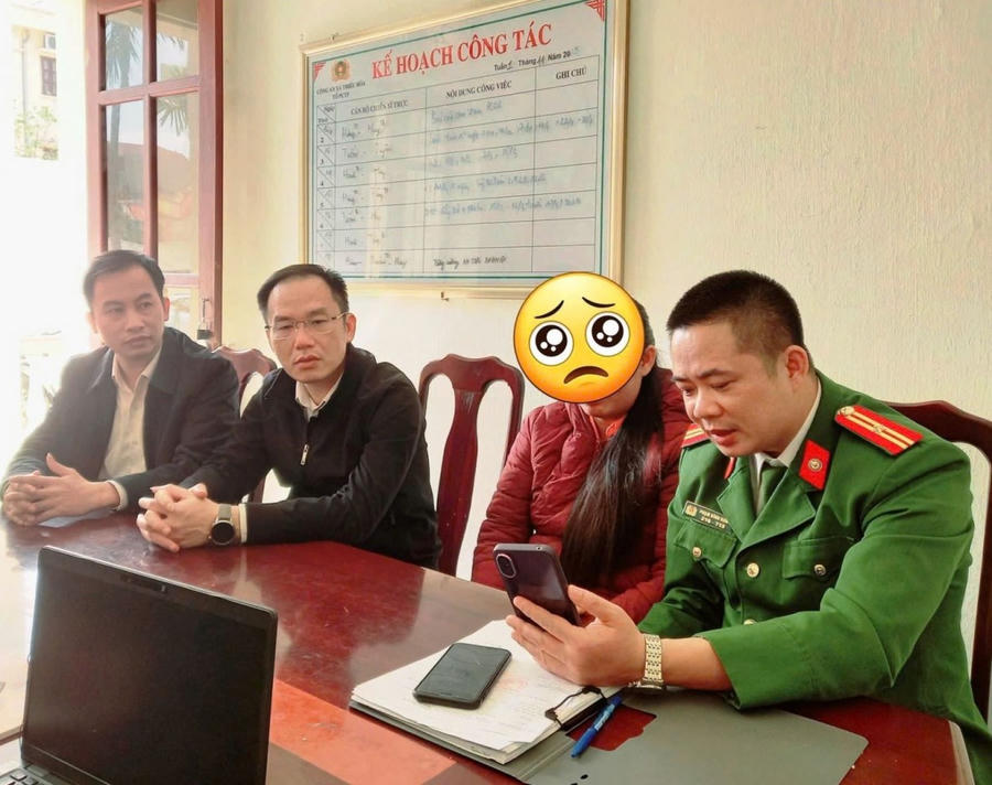 Đại diện Công an xã và Ngân hàng NN&PTNT tuyên truyền, giải thích cho chị H về phương thức, thủ đoạn của tội phạm lừa đảo chiếm đoạt tài sản. (Ảnh: CATH)