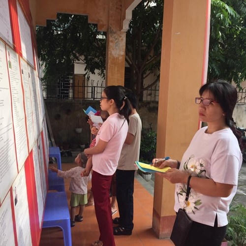 Cử tri phường Chi Lăng, TP Lạng Sơn nghiên cứu, lựa chọn những đại biểu ưu tú.